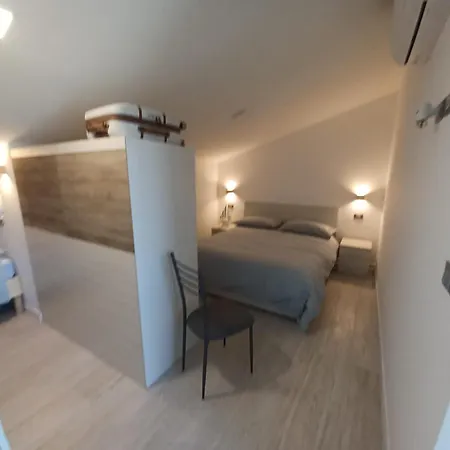 In Paolo Attico Loft Vista Mare 1 Matrimoniale E Singolo Diviso Da Armadi