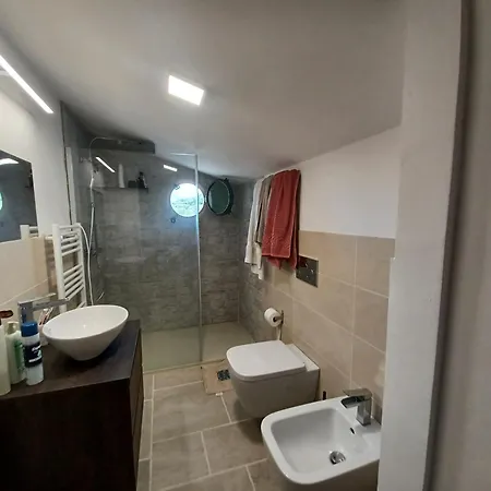 In Paolo Attico Loft Vista Mare 1 Matrimoniale E Singolo Diviso Da Armadi * 로아노