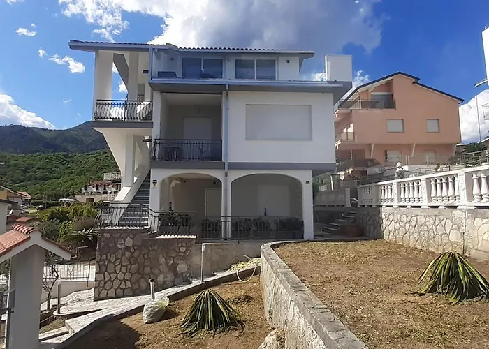 In Paolo Attico Loft Vista Mare 1 Matrimoniale E Singolo Diviso Da Armadi Loano