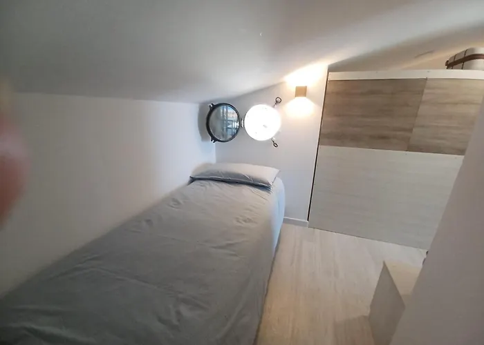 In Paolo Attico Loft Vista Mare 1 Matrimoniale E Singolo Diviso Da Armadi * Loano