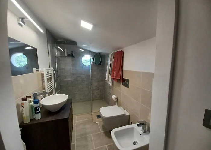 In Paolo Attico Loft Vista Mare 1 Matrimoniale E Singolo Diviso Da Armadi * Loano